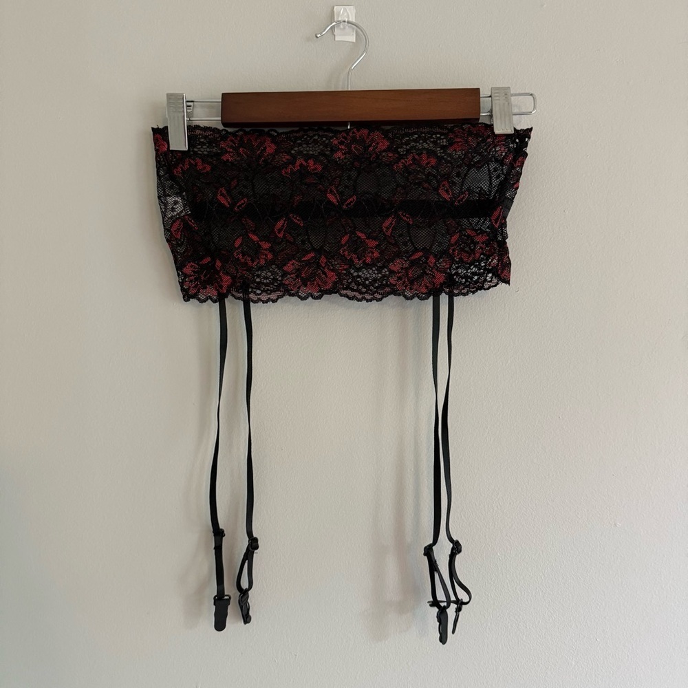 Black and Red Lace Lingerie Set - Picture 6 of 11